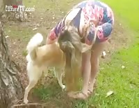 Девушка пьет мочу от своей собаки - скатофилия