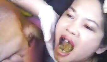 Животное какает японской девушке в рот